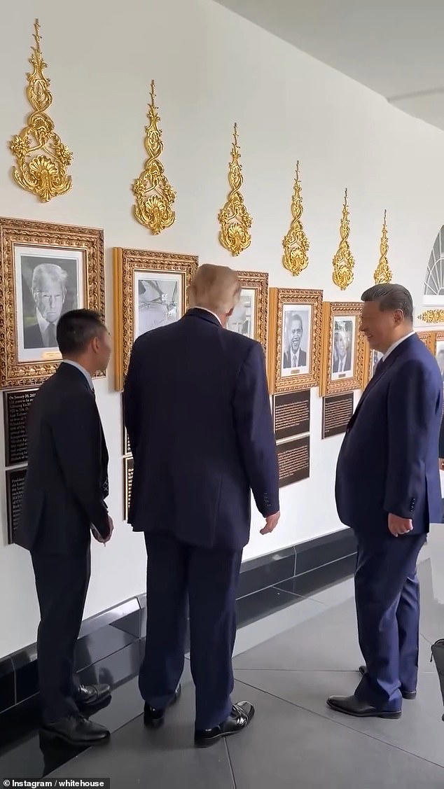 Xi Jinping laughs as Trump shows him Biden autopen portrait