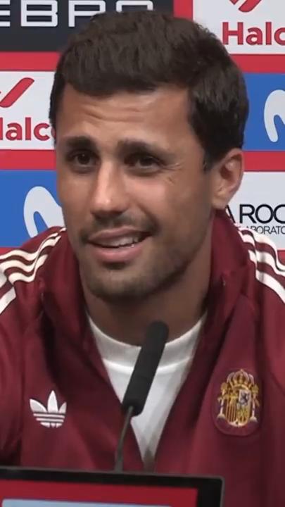 Vertical soccer Spain Rodri presser