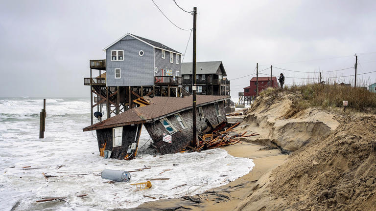 Nor’easter threatens Outer Banks homes on verge of collapse—and ...