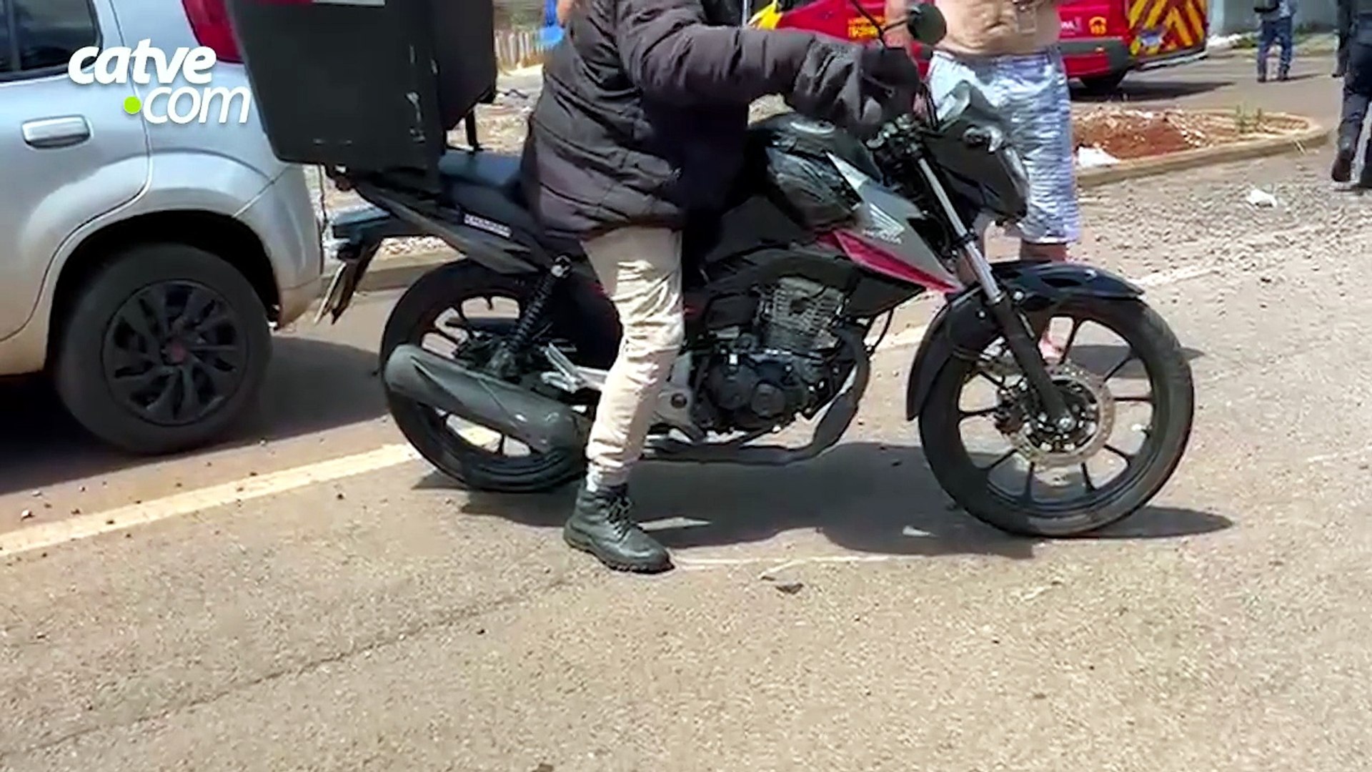 Motociclista sofre fratura exposta em acidente no bairro Morumbi
