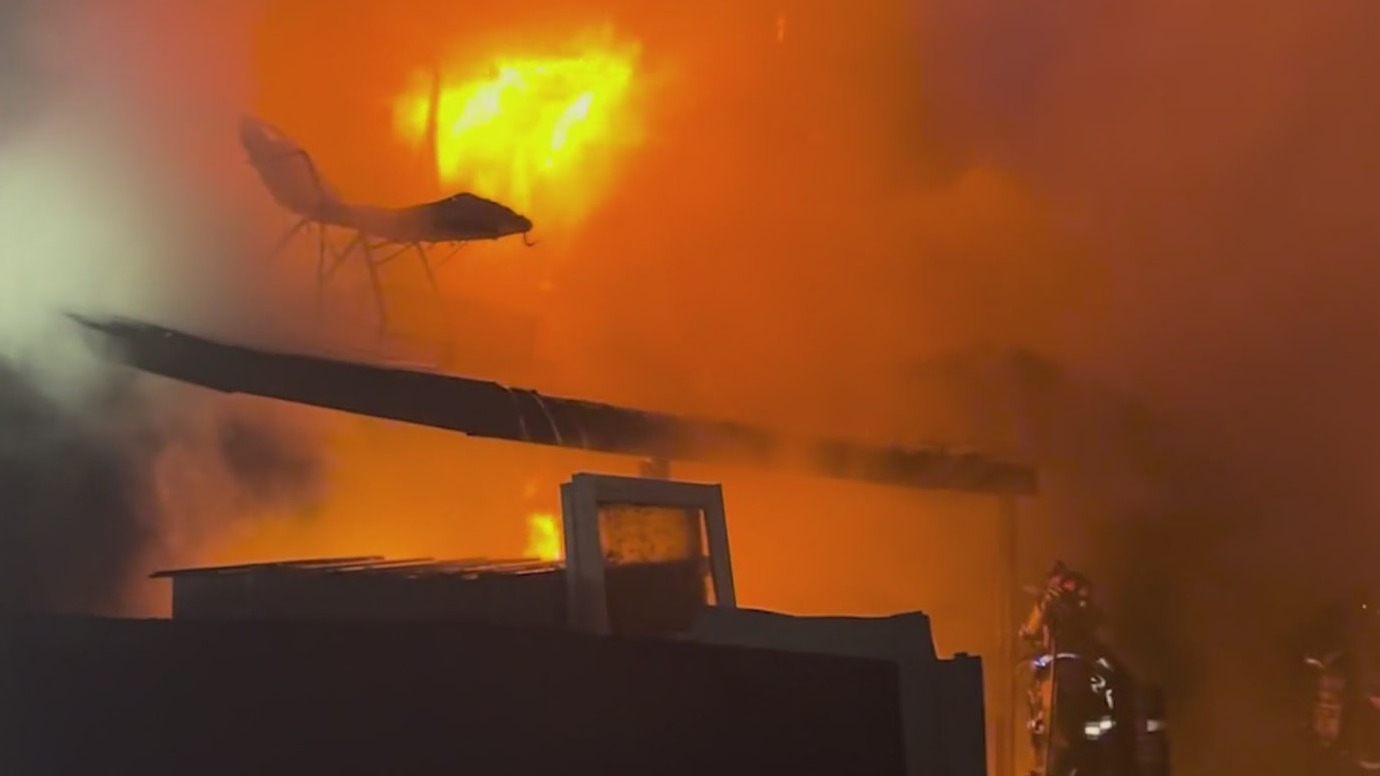 House fire erupts in Southeast Portland amid strong winds