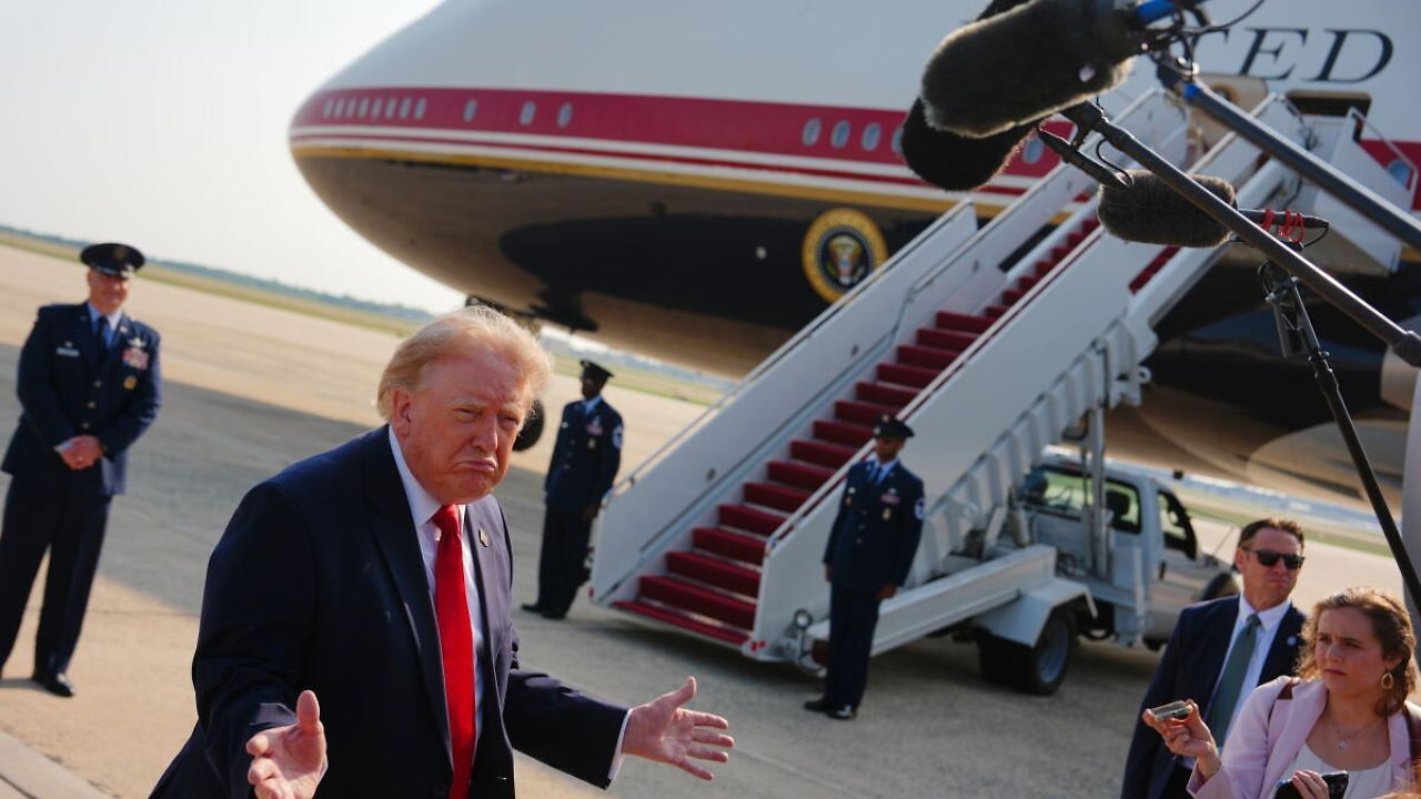 Trump's feud with press continues: CNN blocked from flying with US ...