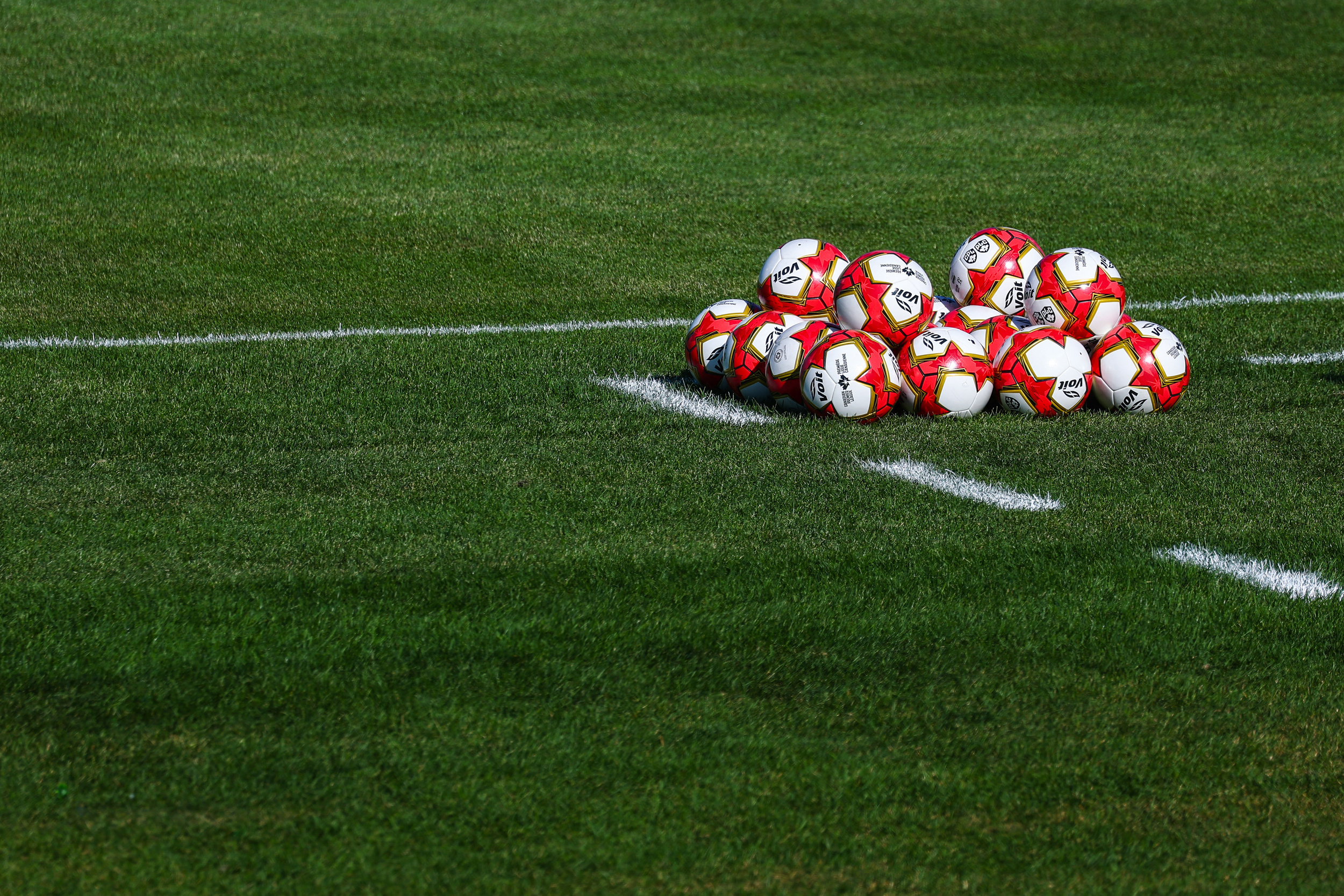 Manchester United dealt blow as 24-year-old target commits to rival PL club