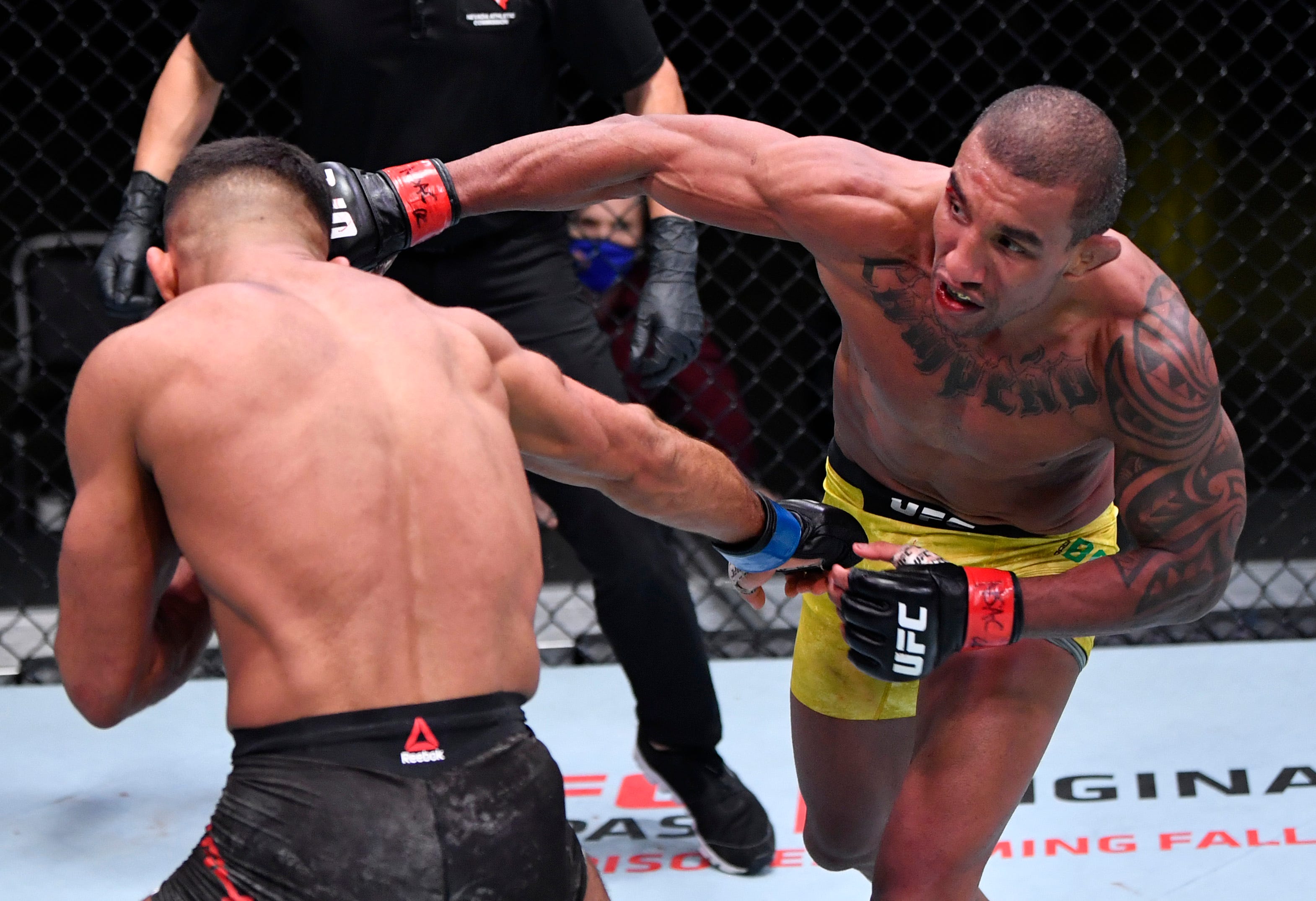 UFC Vegas 121 free fight: Raoni Barcelos wins Fight of the Night vs ...