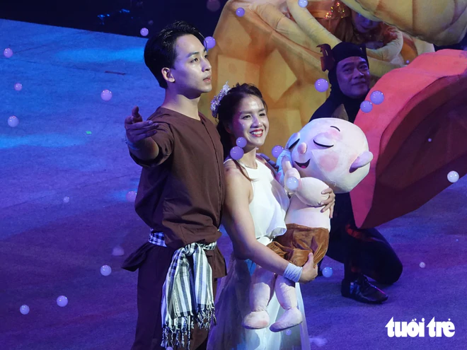 Anh tài Phùng Minh Cương hóa chú Cuội đón các bé đến Mơ show mùa Trung thu
