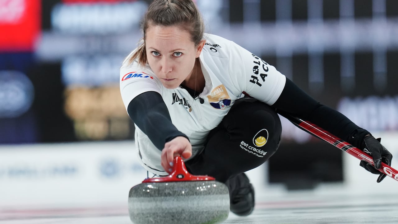 Rachel Homan defeats Brad Gushue at Battle opener in doubles action