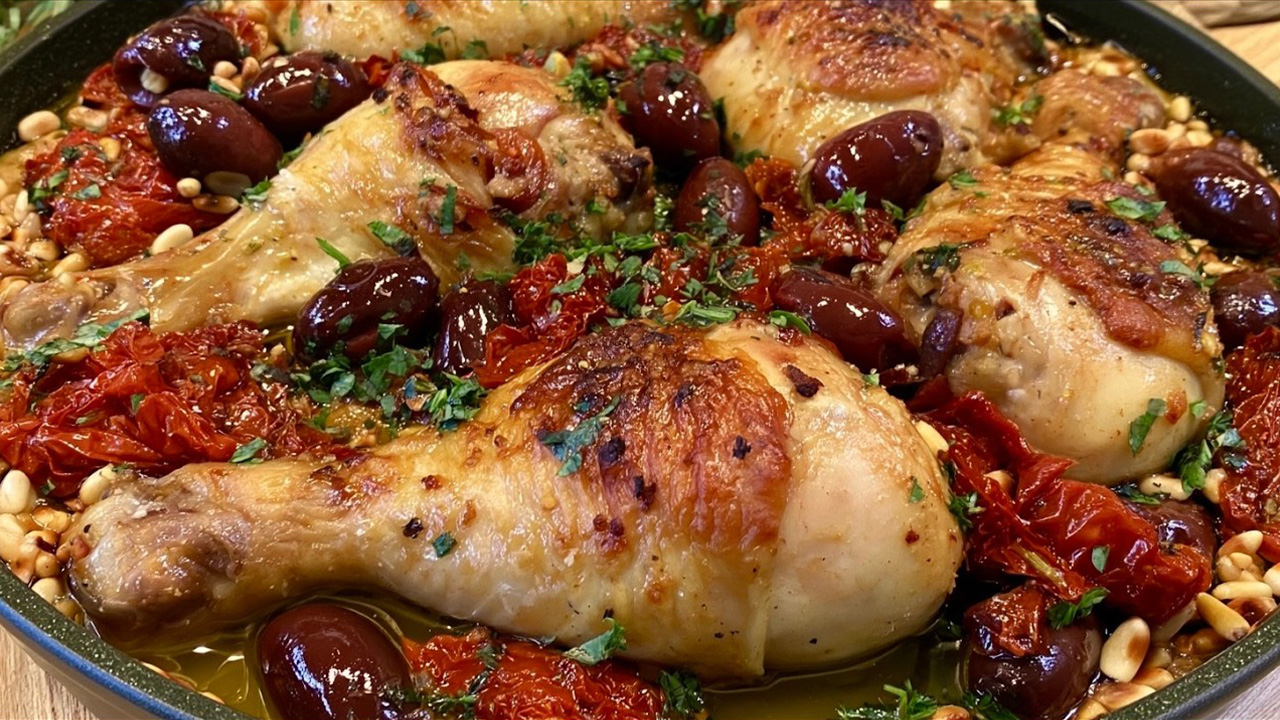 One-pan Mediterranean chicken! Easy dinner ready in just 30 minutes!