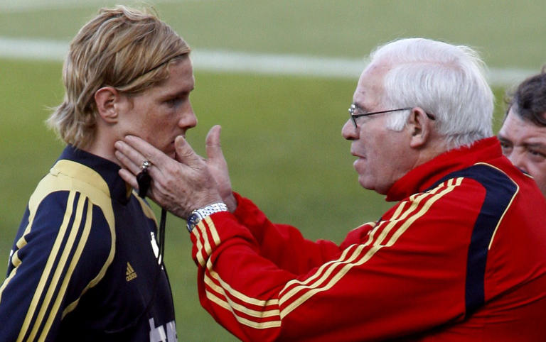 Luis Aragones shares instructions with striker Fernando Torres before the 2008 European Championship - Getty Images/Fernando Banos