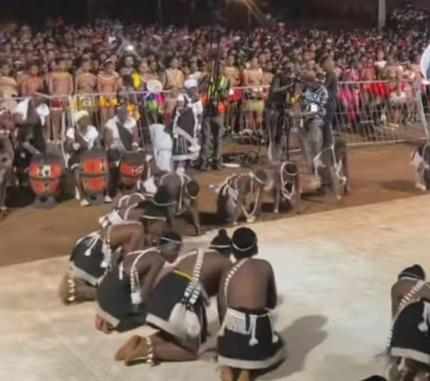 rain-queen-gets-zulu-maidens-dancing-at-reed-dance