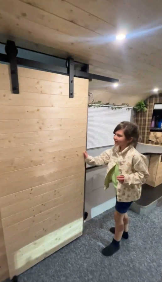 Phoebe’s funny toilet door demonstration