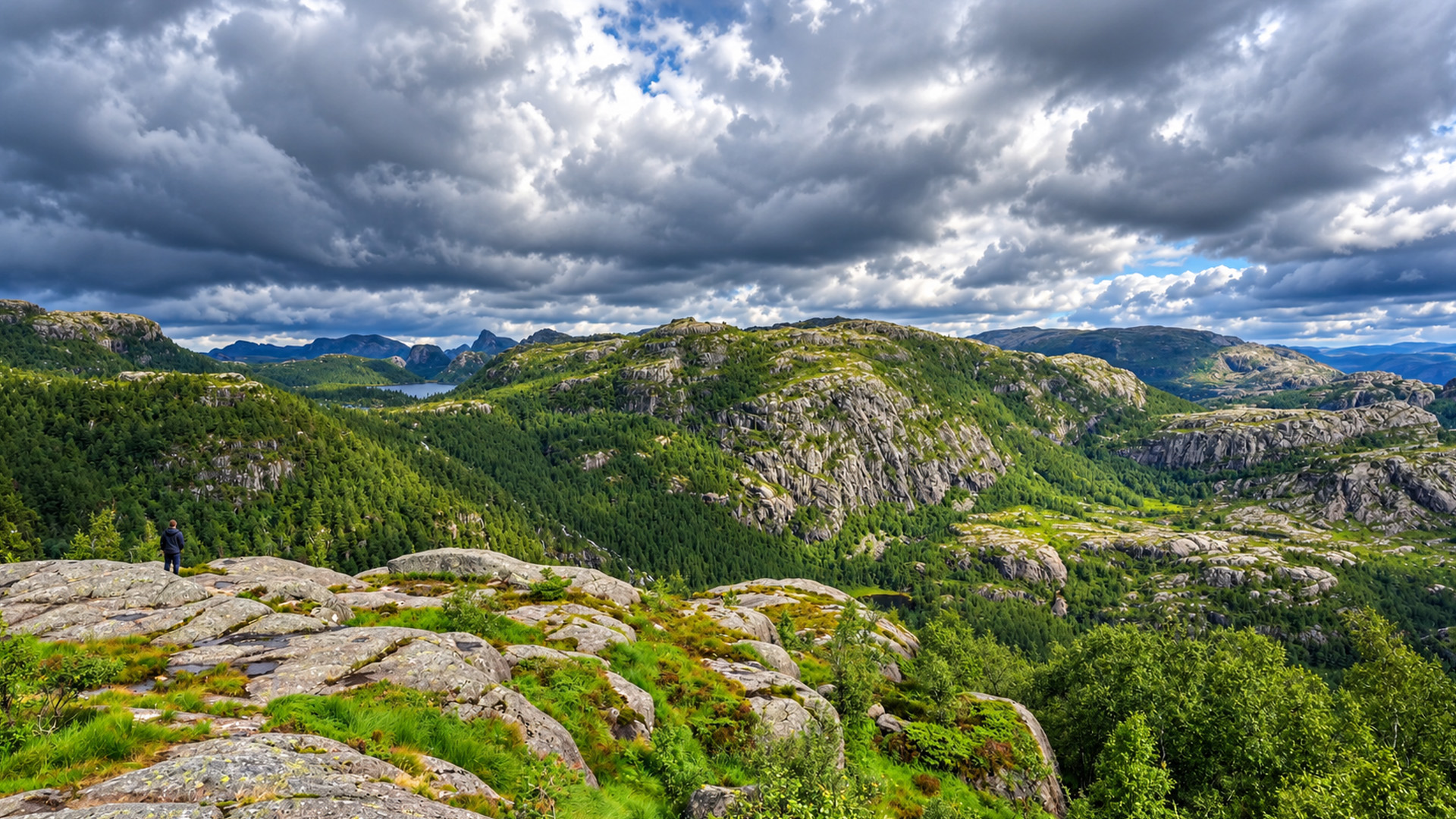 Preikestolen Norway walk above the stunning Lysefjord (4K)