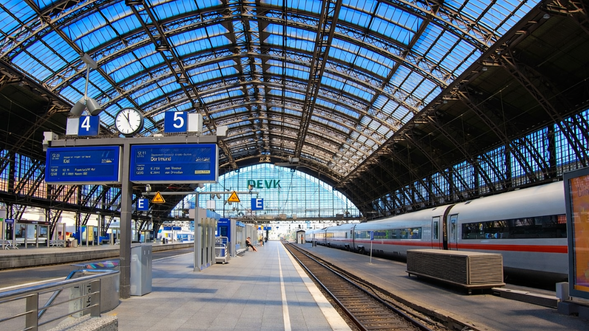 ICE trains beneath Cologne Central Station’s historic roof (4K)