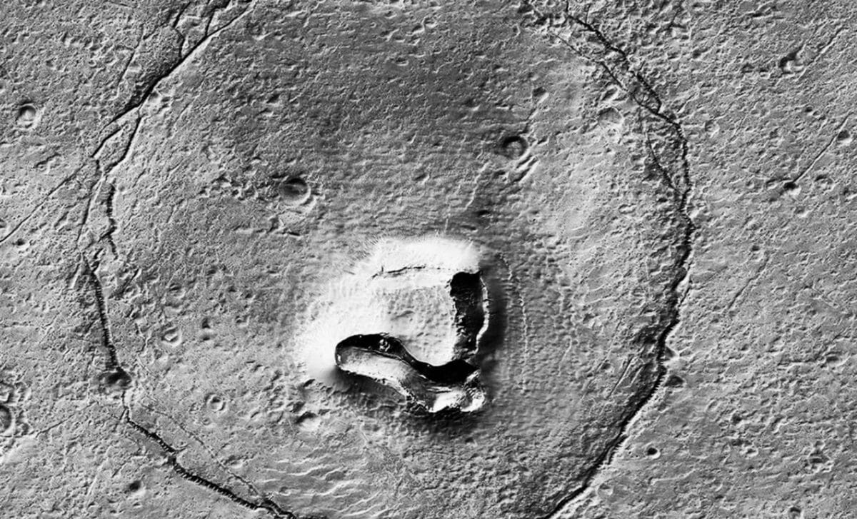 NASA’s orbiter spotted a ‘bear’ face from 251 kilometers above Mars