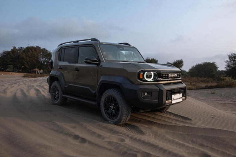 Ilustrasi Toyota Land Cruiser FJ yang dipastikan akan dirilis pada akhir 2026 oleh Toyota Astra Motor.