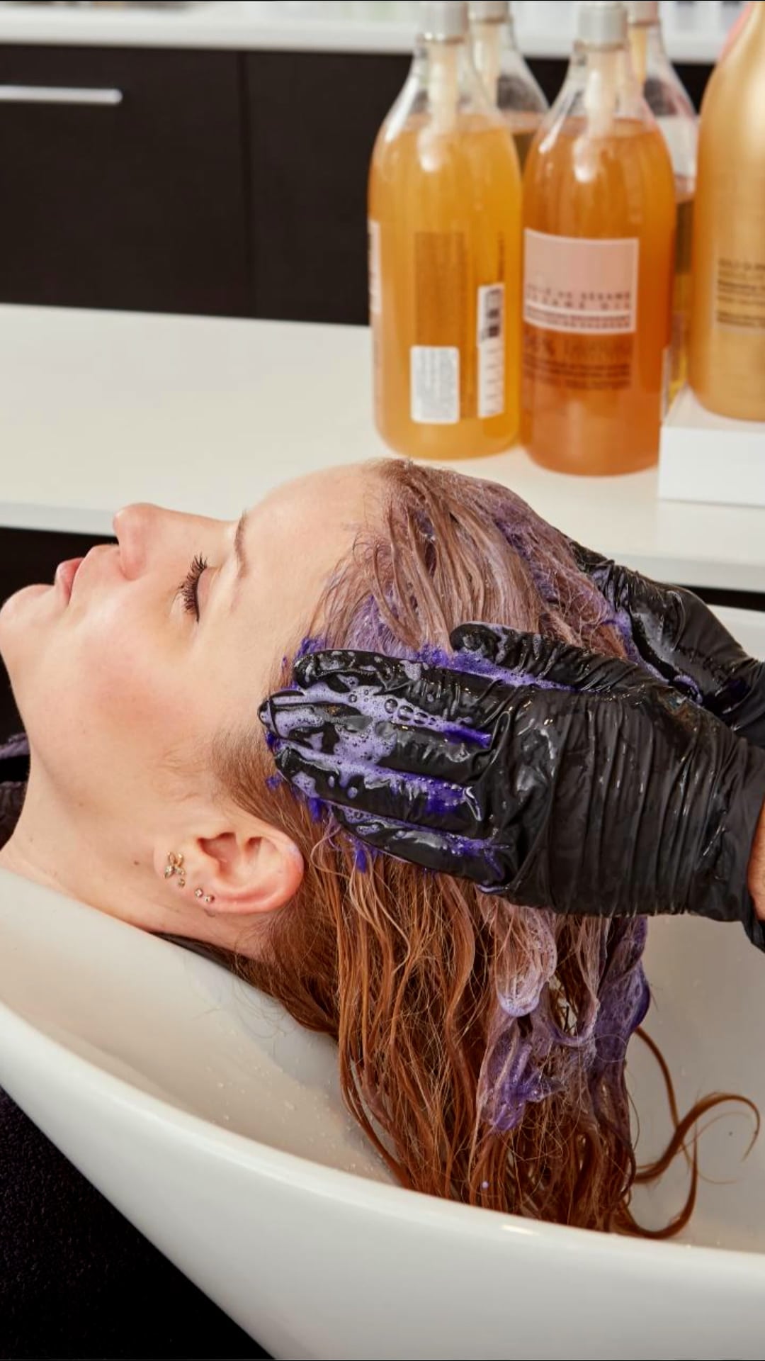 ¿Qué tipos de cabello se benefician del champú morado?