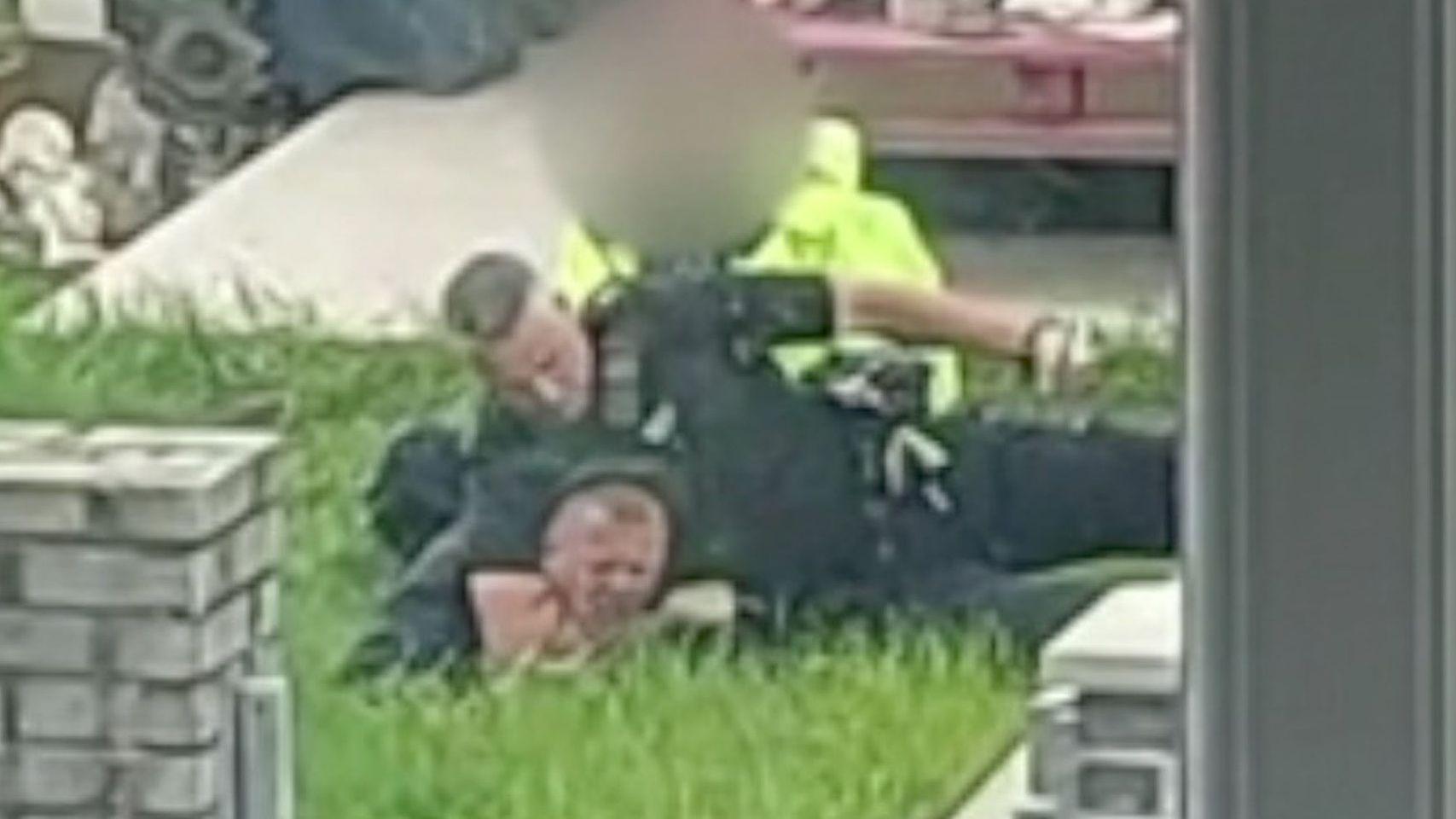 Police officer who put suspect in headlock and punched him 9 times ...