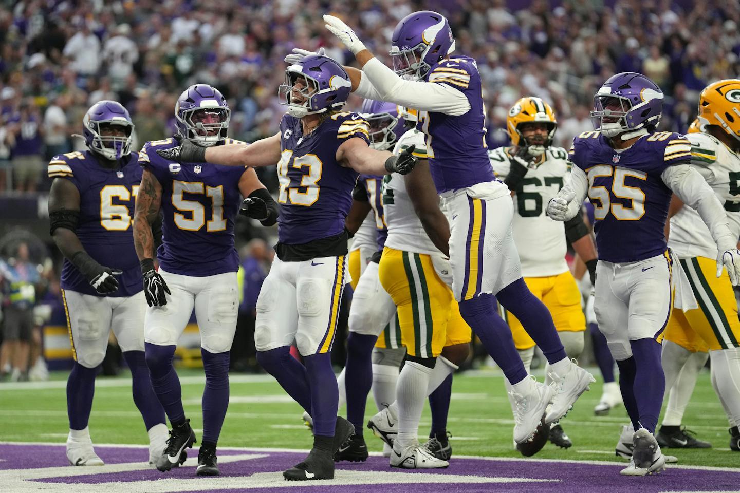 Vikings defense delivers on third down, overcomes giving up big plays to beat Packers