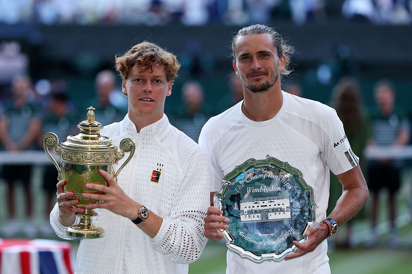 Jannik Sinner (L) has won 10 consecutive matches against Alexander Zverev