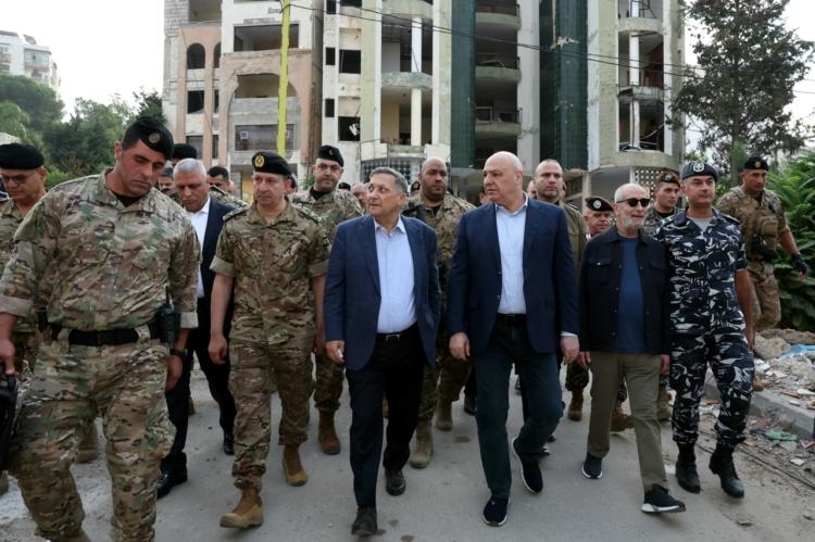 Le président libanais Joseph Aoun&nbsp;(au centre, à droite) marchant aux côtés de responsables de la sécurité lors d’une visite à Nabatiyé samedi 12&nbsp;septembre.