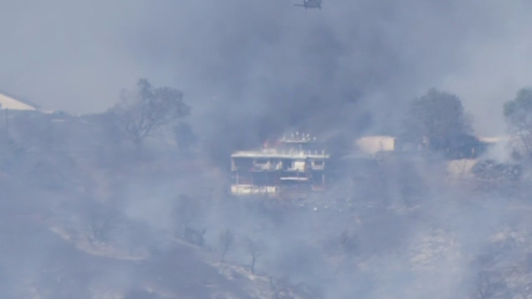 2 homes destroyed, 2 injured by Palos fire in La Habra Heights