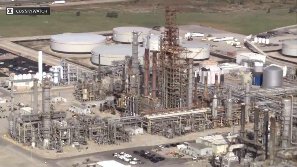 Exxon Mobil refinery in southwest suburban Channahon, Illinois ...