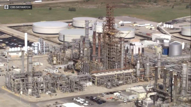 Exxon Mobil refinery in southwest suburban Channahon, Illinois ...