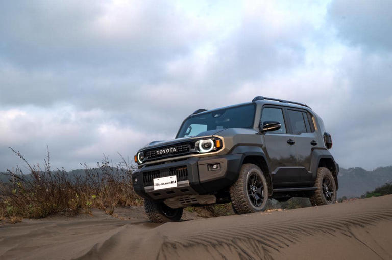 Toyota Land Cruiser FJ, SUV yang harganya masih dikalkulasi Toyota agar sesuai untuk pasar Indonesia.