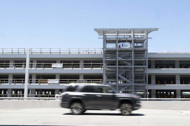 Sacramento airport proposes parking rate hikes. Garages could cost $28 ...