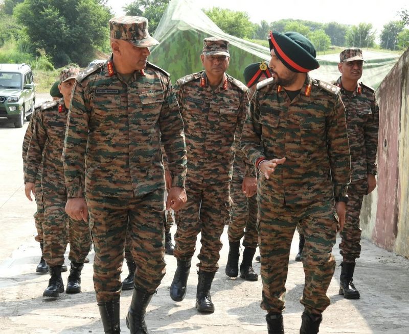 Army Comdr reviews security situation in Akhnoor sector