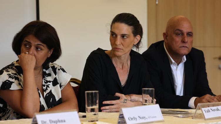 Photo d'archive d'une conférence de l'ONG israélienne B'Tselem, le 28 juillet 2025 à Jérusalem, avec à droite le directeur des opérations de l'ONG, Kareem Jubran