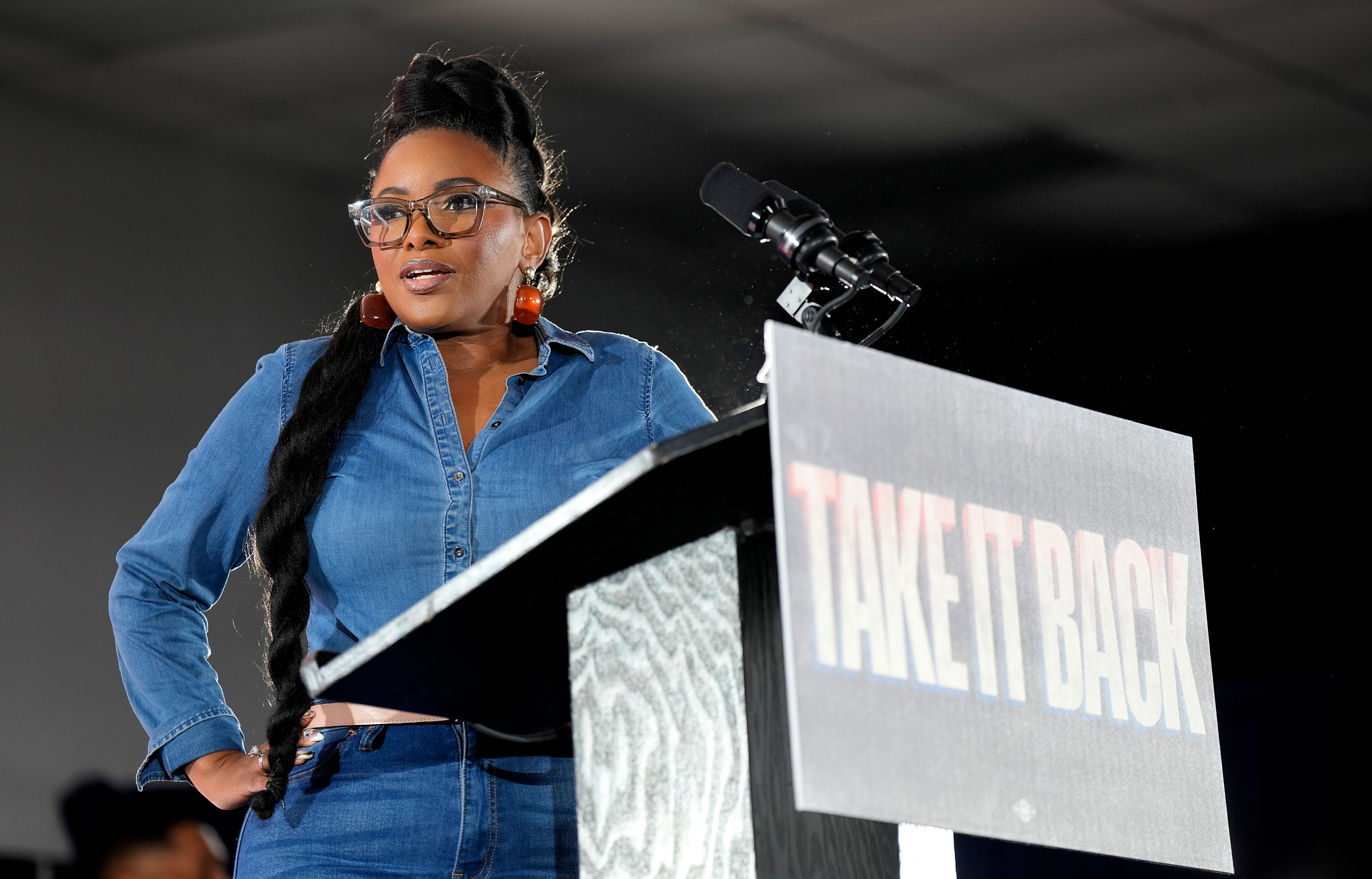 Rep. Jasmine Crockett honors Chris Brown at concert, drawing backlash