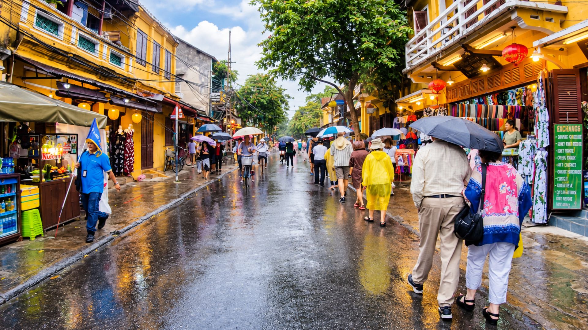 A rainy afternoon along Hoi An old town shops (4K)