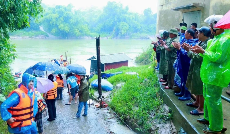 Thái Nguyên: Hơn 120 học sinh thoát cảnh đi nhờ cano qua sông Cầu