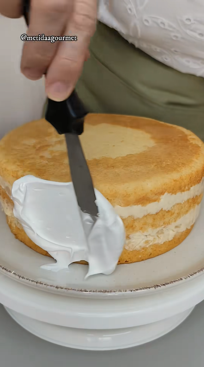 Bolo de abacaxi com merengue
