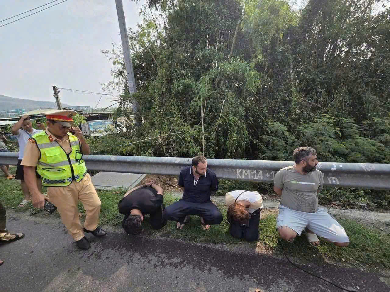 Hai người nước ngoài dàn cảnh trộm vàng, bị bắt trên đường bỏ trốn