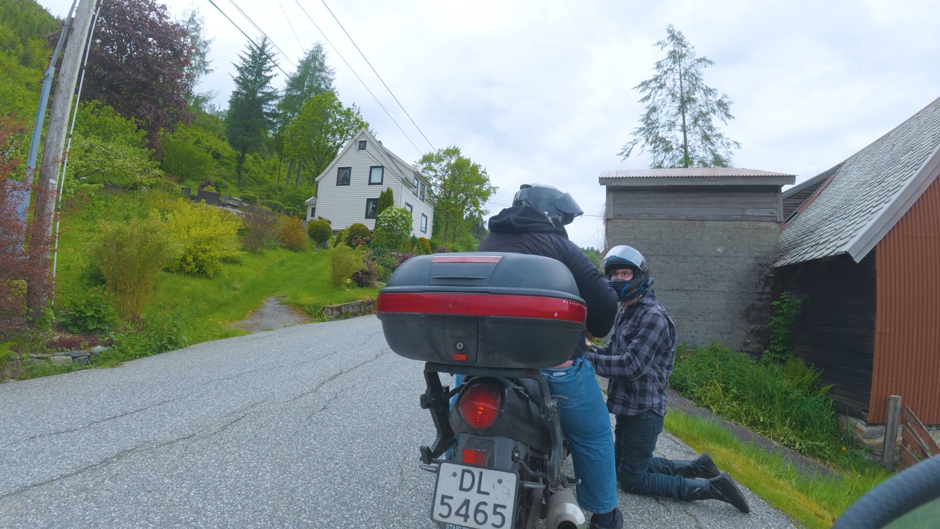 Kjører langtur på motorsykkel gjennom Norge