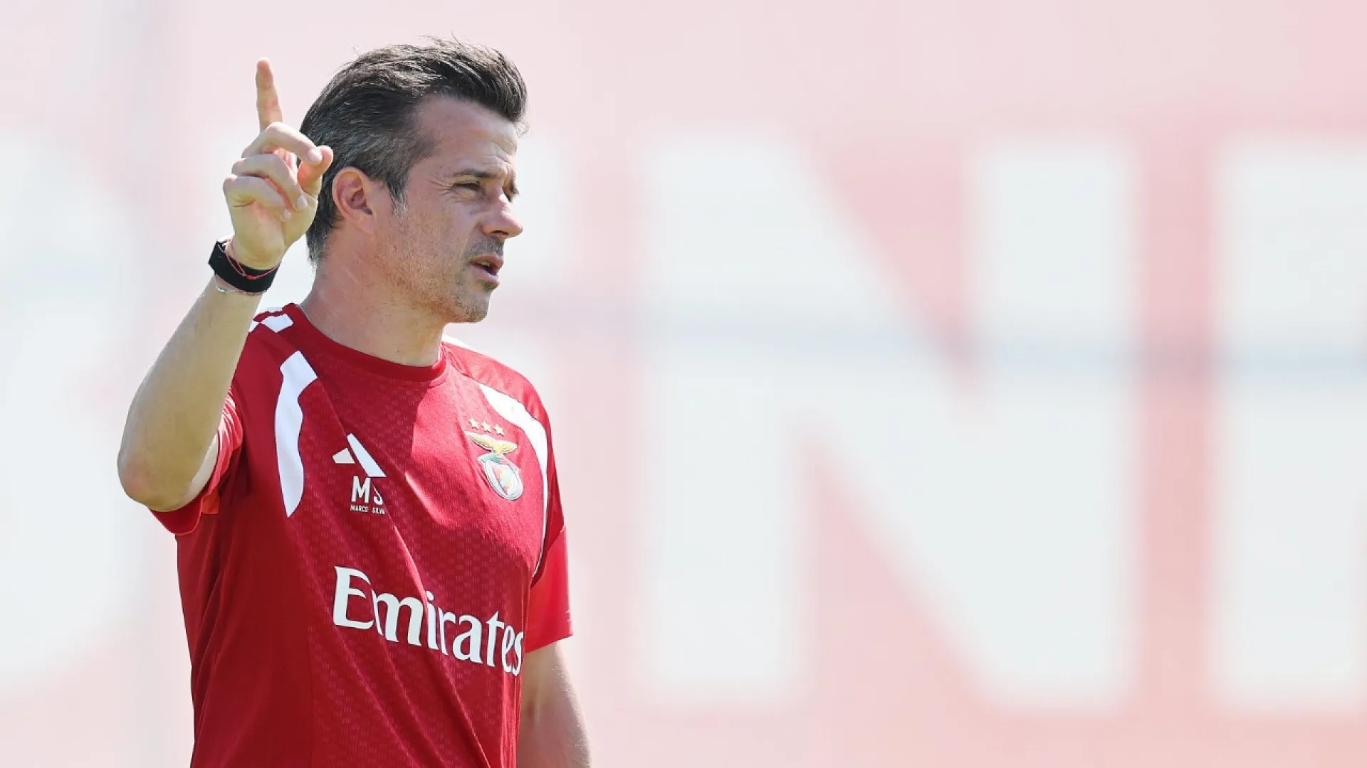 Marco Silva recebe a notícia que aguardava na véspera do AC Milan-Benfica