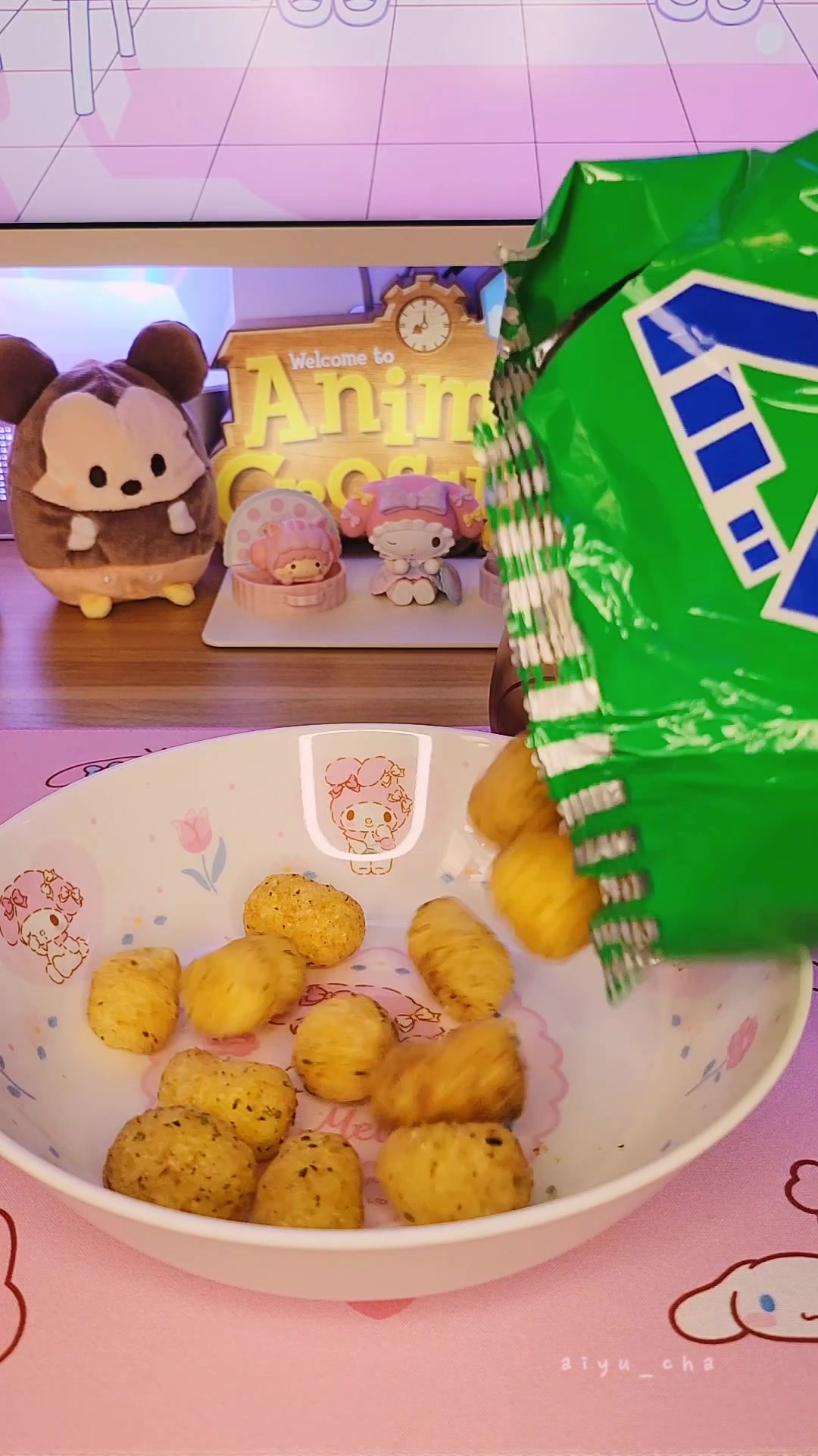 The perfect gaming break with tea and snacks