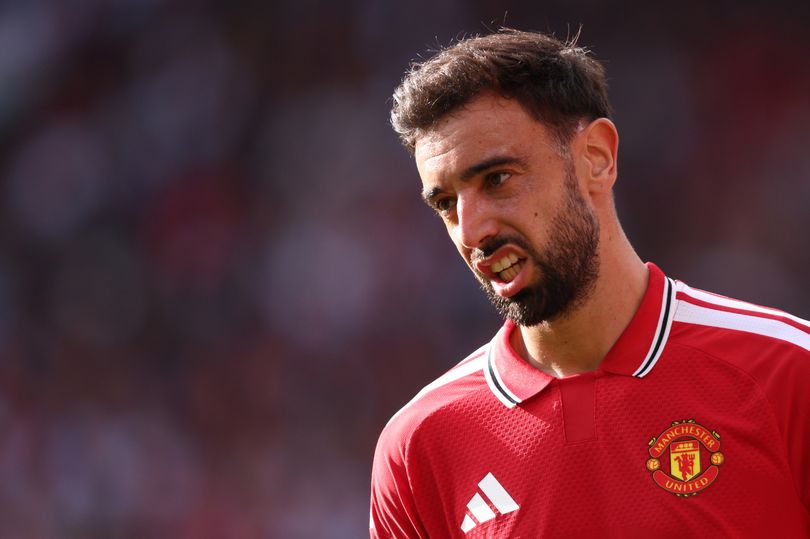 Man Utd news: Bruno Fernandes slammed by ex-ref, Roy Keane and Jamie ...