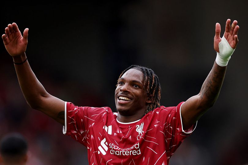 LIVERPOOL, INGLATERRA - 16 DE AGOSTO: (PROHIBIDA SU PUBLICACIÓN EN THE SUN Y THE SUN ON SUNDAY) Jeremy Jacquet, del Liverpool, celebra el segundo gol de su equipo durante el partido amistoso de pretemporada entre el Liverpool FC y el Como Calcio en Anfield el 16 de agosto de 2026 en Liverpool, Inglaterra. (Foto de Lewis Storey/Getty Images)