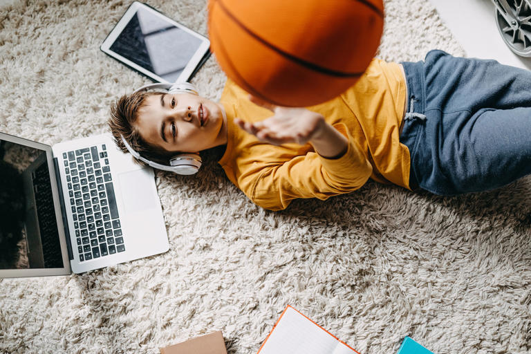 El tiempo libre también puede incluir momentos de descanso y actividades individuales durante la adolescencia.