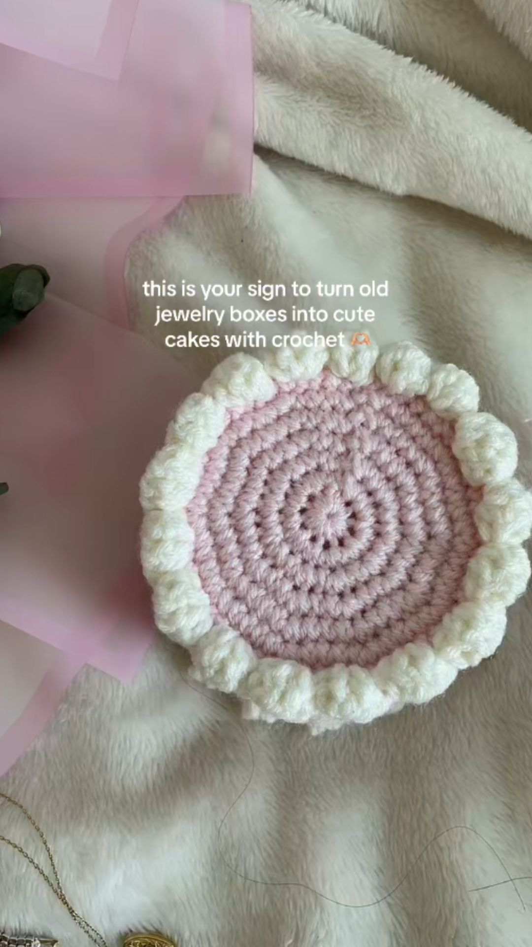 Create a beautiful crochet jewelry organizer step by step