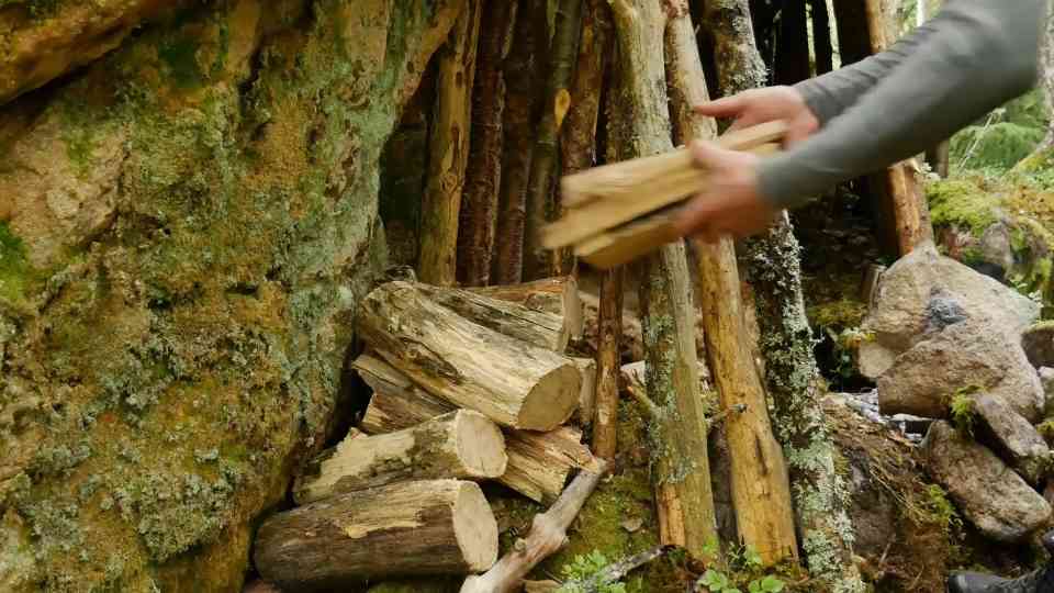 Preparing food during a rainy bushcraft camp