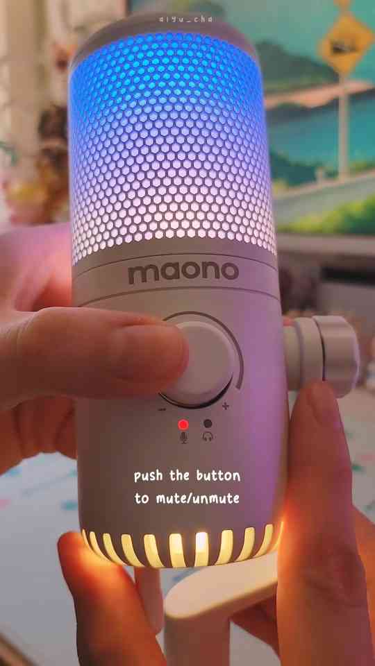 White Maono microphone setup for gaming