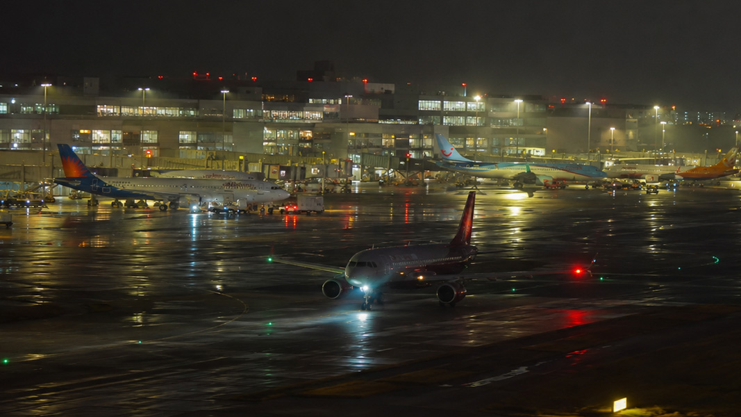 Rainy night plane spotting at Manchester