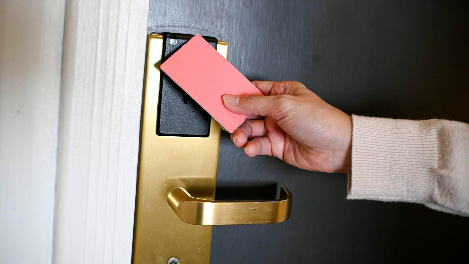 The 90-second hotel room safety check flight attendants use
