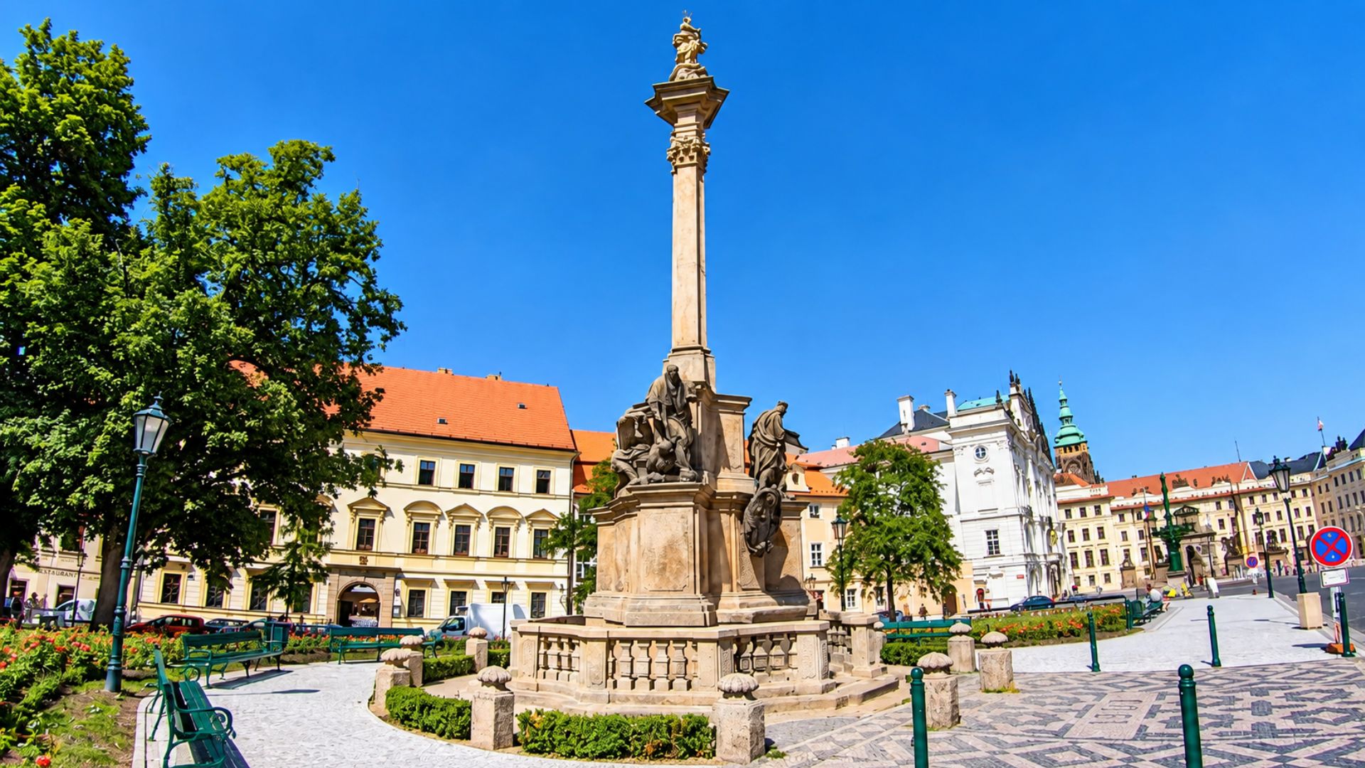 Un monumento se alza sobre la histórica plaza de Praga (4K)