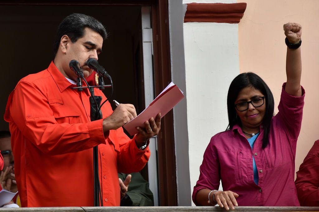 Delcy Rodríguez llegó a la presidencia interina por ser vicepresidenta de Maduro, cuya última elección era cuestionada como "fraudulenta".