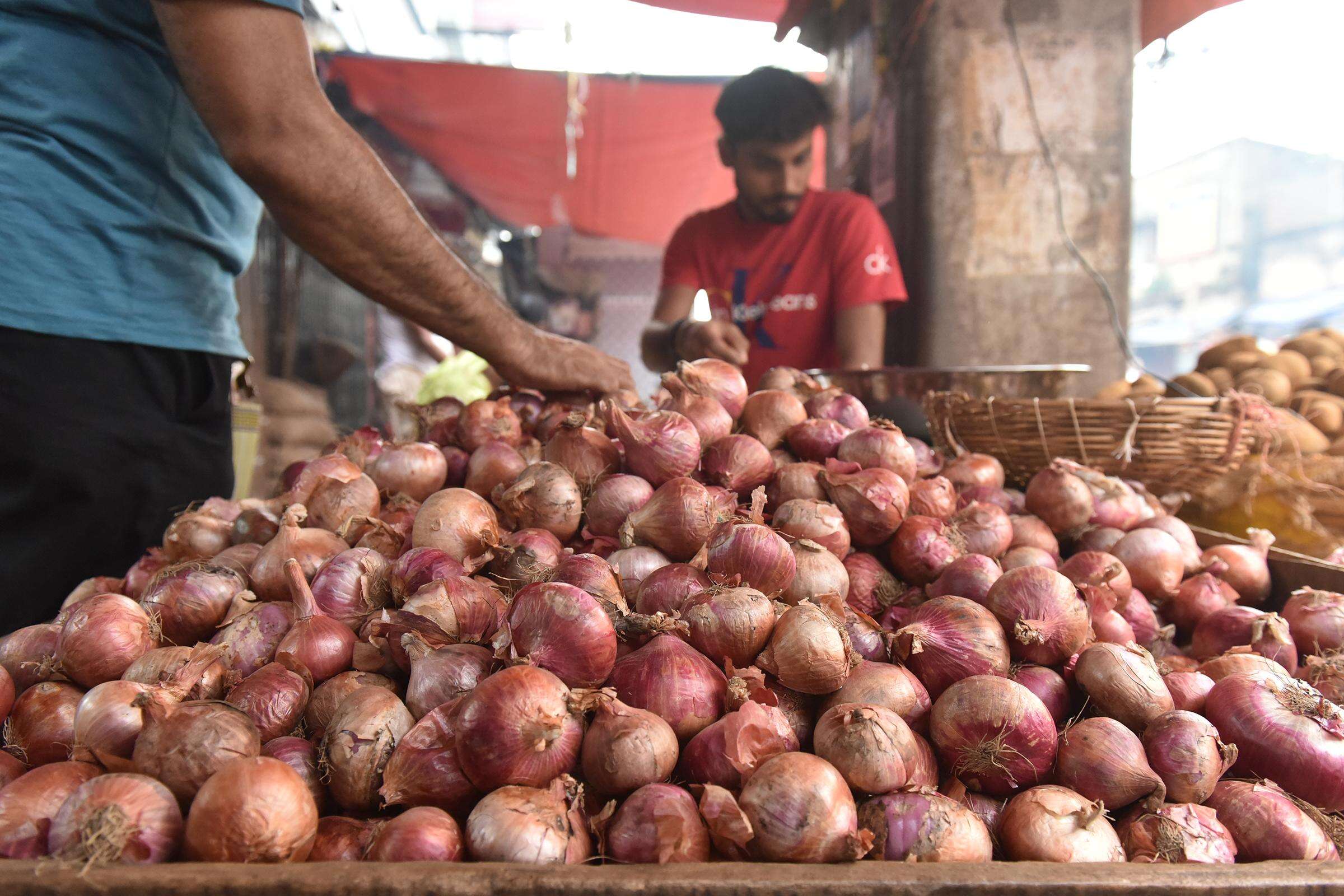 Onion prices rise amid limited fresh supply