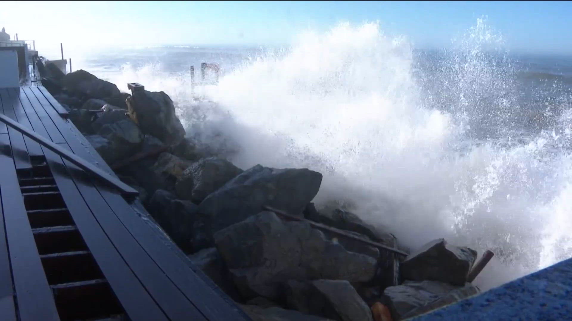 Kelvin waves proposing erosion risk to Southern Californian beaches